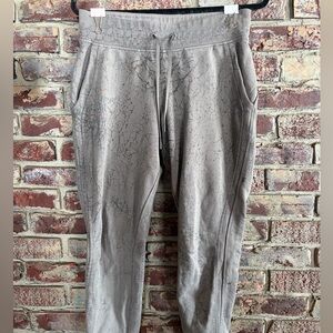 Lululemon Warm Down Jogger Size 8 Grey Crackle Print Sweatpants Athleisure